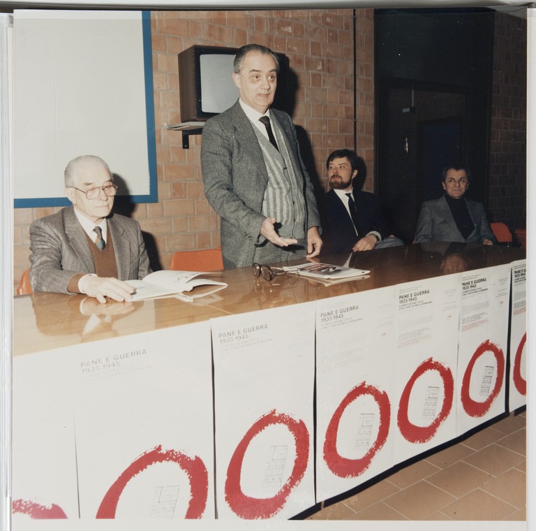 Modena 5 marzo 1987, inaugurazione della mostra "Pane e Guerra 1935-1945 Alimentazione civile e militare in Emilia Romagna". Tavolo dei relatori